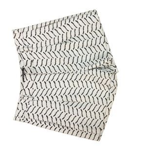 AYR Womens Size 0 Textured Shorts White with Black pattern